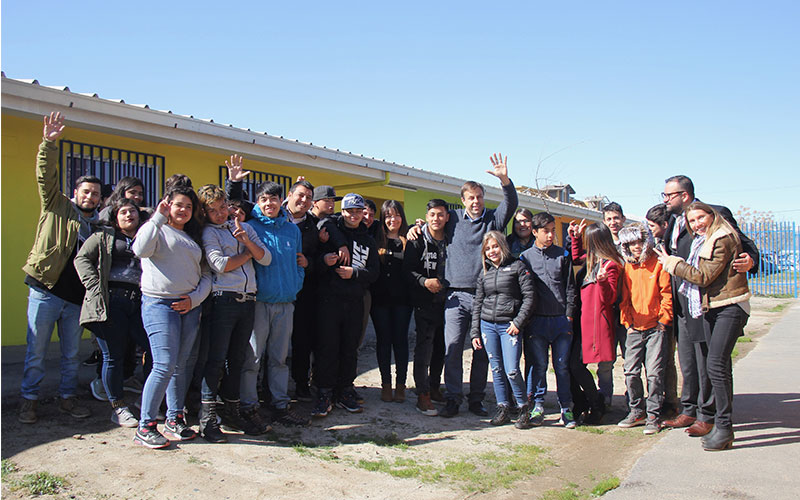 La Seremi de Educación y el Alcalde Germán Codina les dieron una calurosa bienvenida a tres hermanos a la Casa de Estudio El Sauce