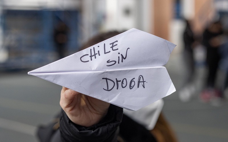 ESTUDIANTES DEL COLEGIO MAIPO LANZAN AVIONES DE PAPEL CON POTENTES MENSAJES CONTRA LAS DROGAS
