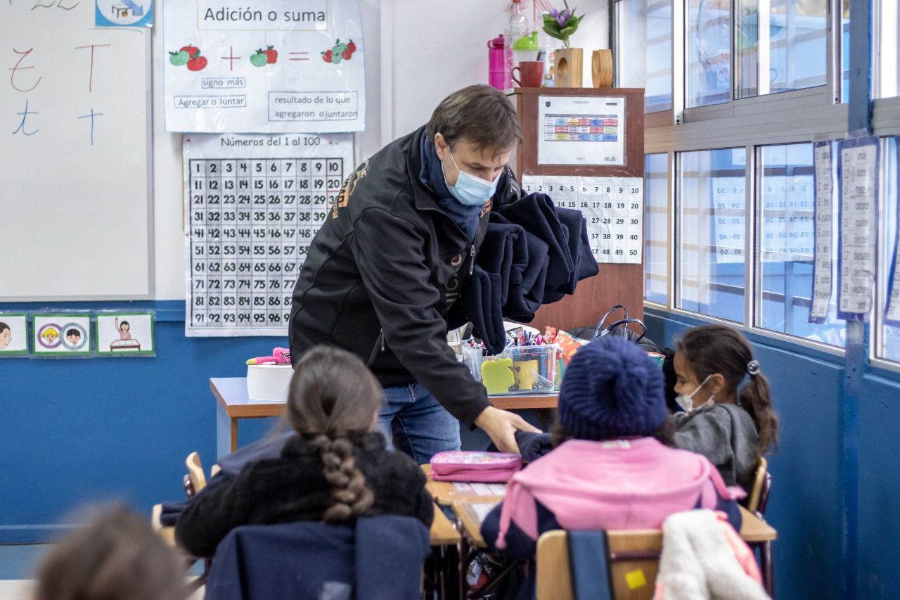 El Área de Educación de la Corporación Municipal de Puente Alto entregó mantitas de polar a más de 14 mil estudiantes